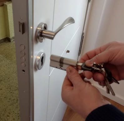 Cerrajero extrayendo el bombín de una puerta blindada en Chamartín