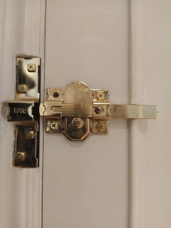 Cerrojo de seguridad FAC de sobreponer instalado en una puerta de Chamartín