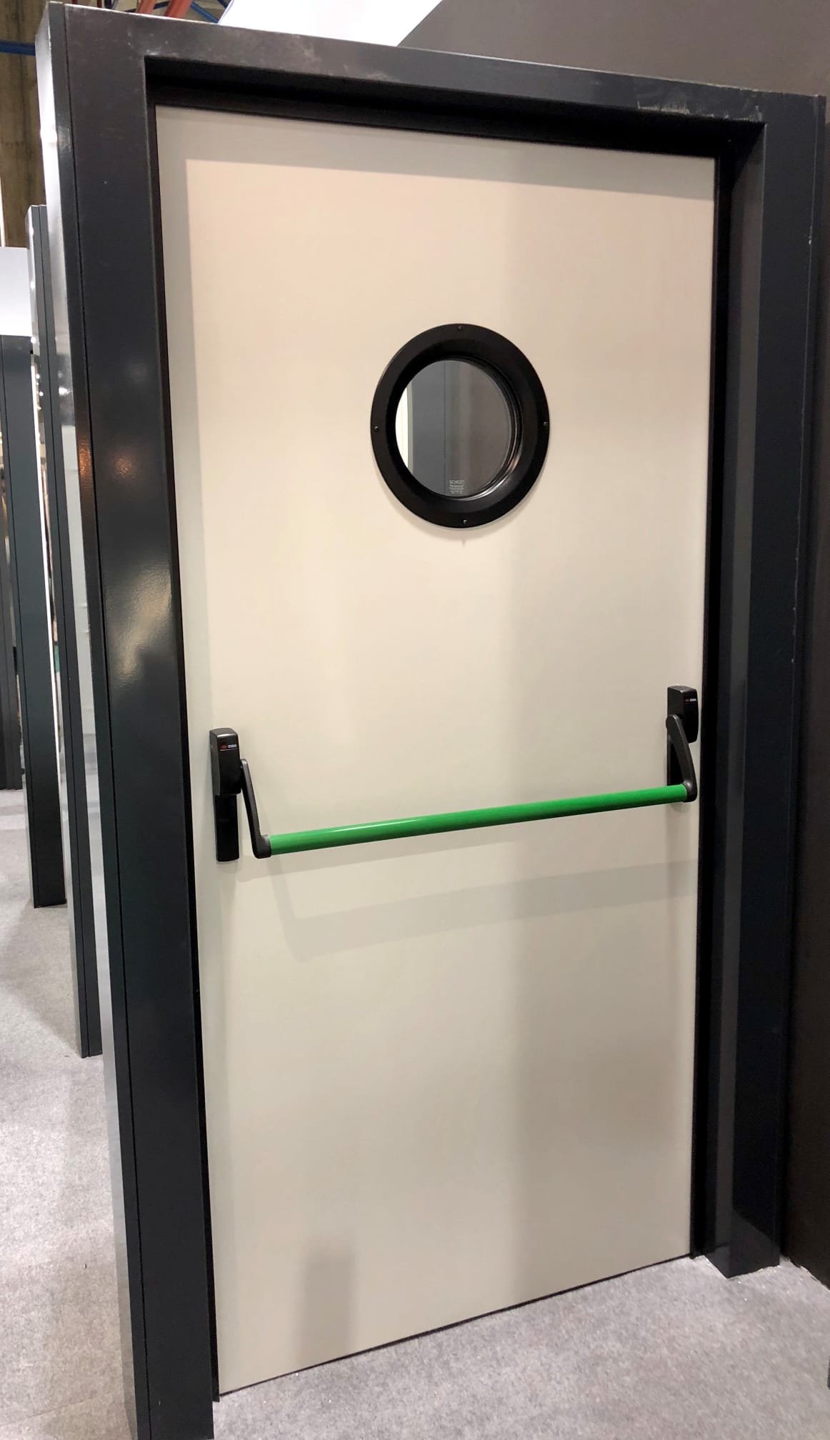 Puerta de seguridad metálica con barra antipánico en Chamartín
