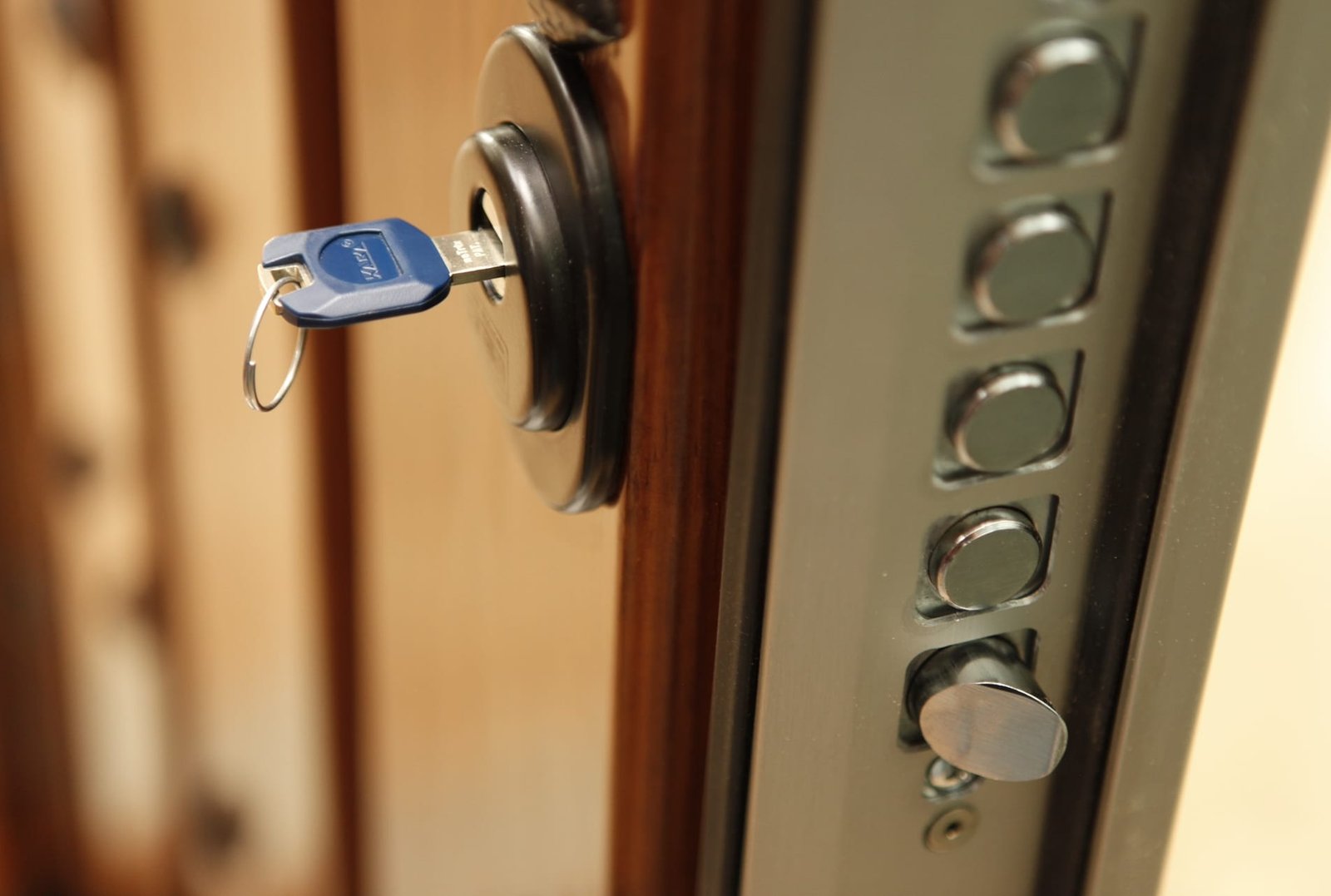 Llave TESA en el bombín de una puerta blindada con bulones en Chamartín