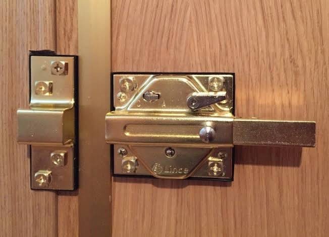 Cerrojo de seguridad Lince instalado en una puerta de madera en Chamartín
